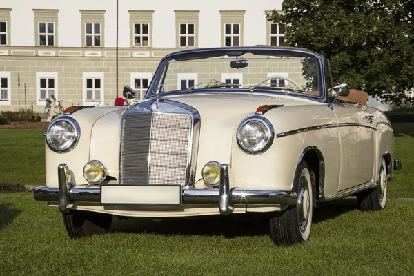 Emmering, Duitsland, 19 September 2015: de oldtimers van Mercedes-Benz — Stockfoto