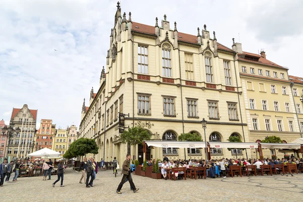 Wroclaw, Polen, 23. Mai 2015: Spaziergänger in der Altstadt von Wroclaw, Polen — Stockfoto