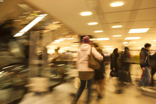 Fröhliches Einkaufen, Menschen gehen, Bewegungsunschärfe — Stockfoto