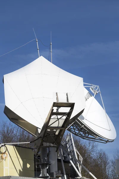 Telecomunicações prato por satélite — Fotografia de Stock