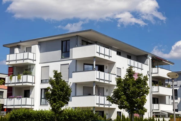 Neues modernes Mehrfamilienhaus — Stockfoto