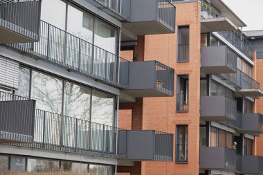 Balkonlu yeni bir daire.