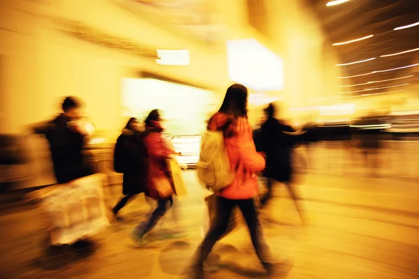 genç kadınlar geçmiş yürürken göstermek pencere eşiği