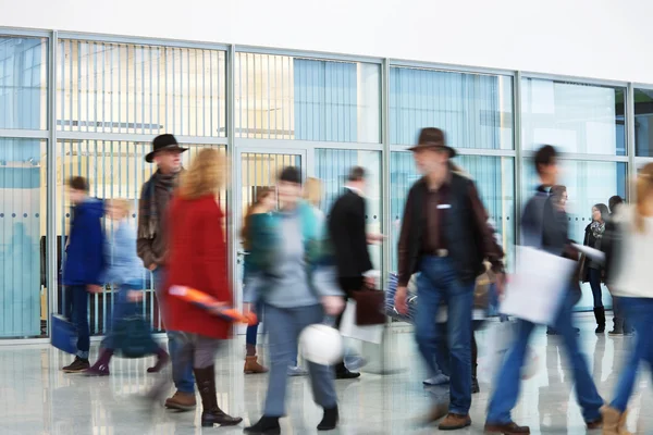 Shoppers haasten via gang, motion blur — Stockfoto