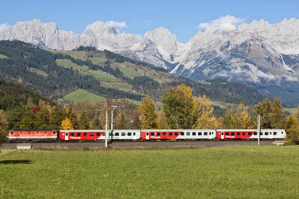 Красный поезд в Альпах — стоковое фото