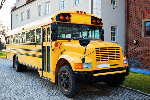 Sarı okul öğrencileri için bekleyen otobüs - Stok İmaj