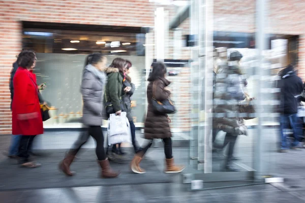 Imagem desfocada intencional de jovens no shopping center — Fotografia de Stock