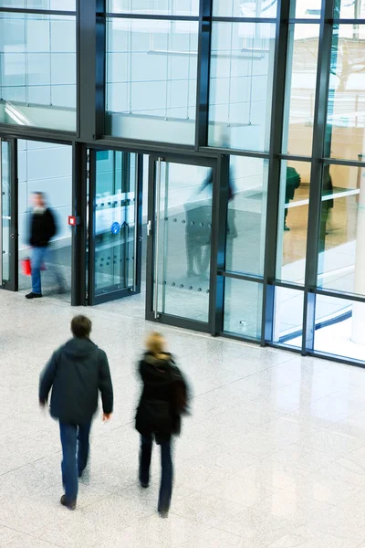 Silhouette di persone che camminano, Sfocatura movimento — Foto Stock