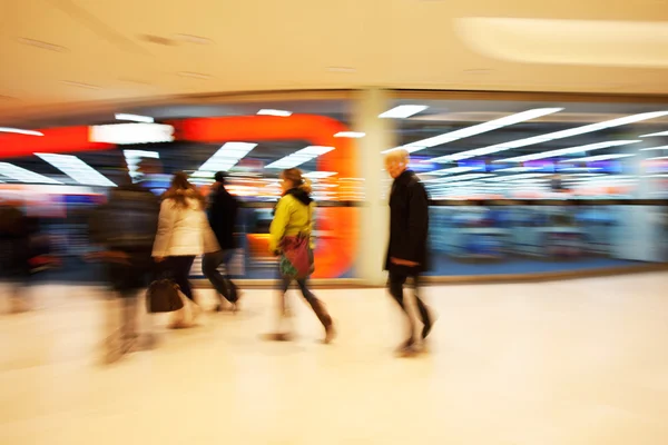 Menschen kaufen ein — Stockfoto