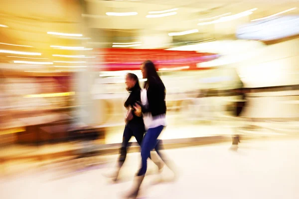 Junge Frauen laufen an Schaufenster vorbei — Stockfoto