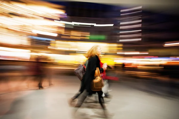 Junge Frauen laufen an Schaufenster vorbei — Stockfoto