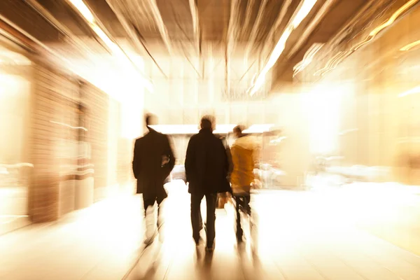 Grupa ludzi chodzących w centrum handlowym, rozmycie ruchu — Zdjęcie stockowe