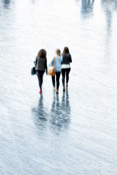 Uma jovem mulher caminhando na chuva — Fotografia de Stock