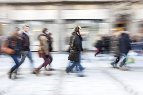 En shopper gå framför skyltfönster — Stockfoto