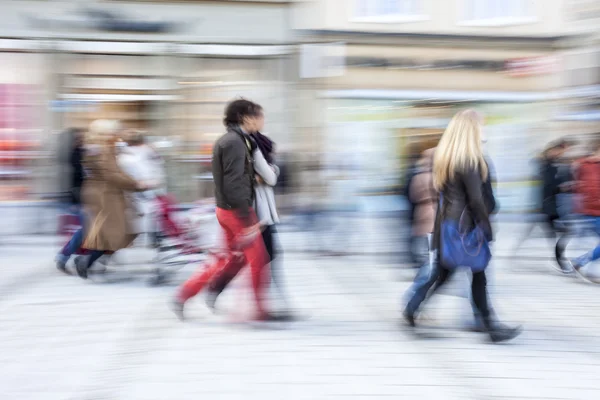 Shopper walking in front of shop window — Stock Photo, Image