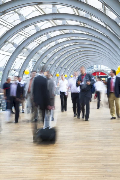 Företagare som rusar i korridor, rörelse oskärpa — Stockfoto