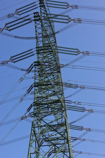 Pilón de electricidad contra el cielo azul — Foto de Stock