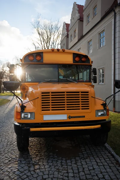 Voorkant van gele bus van de school — Stockfoto