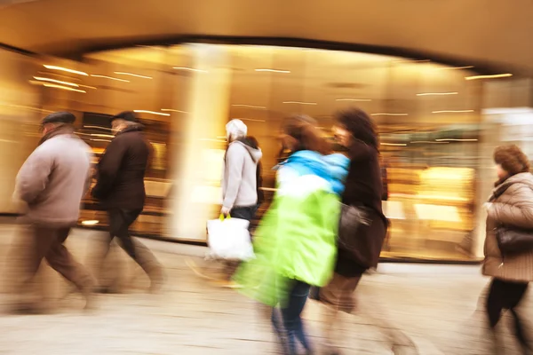 Un comprador caminando frente al escaparate — Foto de Stock