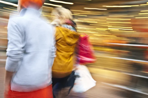 Genç Çift aşağı alışveriş caddesine yürüme