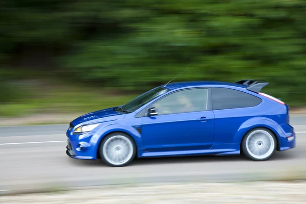 Mavi araba sürüş hızlı ülke yolda