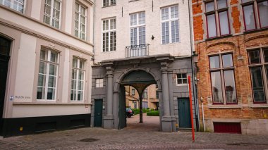 Bruges, Belçika - 12 Mayıs 2018: Eski Otantik Tuğla Evlerinin Çatı ve Pencereleri