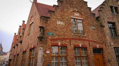 Bruges, Belçika - 12 Mayıs 2018: Eski Otantik Tuğla Evlerin Çatı ve Pencereleri Ontvanger-Straat Caddesi