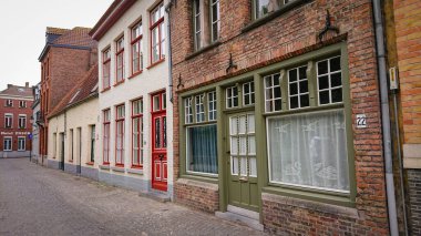 Bruges, Belçika - 12 Mayıs 2018: Eski Otantik Tuğla Evlerinin Çatı ve Pencereleri