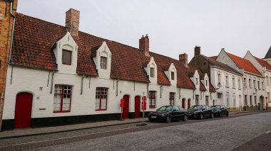 Bruges, Belçika - 12 Mayıs 2018: Vrijdagmarkt Caddesi 'ndeki Eski Otantik Tuğla Evlerinin Çatı ve Pencereleri