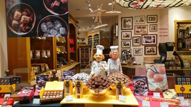 Brüksel, Belçika - 12 Mayıs 2018: Lezzetli Belçika Çikolata Ürünleri ile Işıklı Pasta Dükkanı Penceresi.