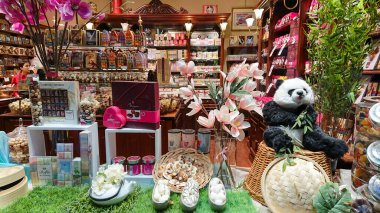 Brüksel, Belçika - 12 Mayıs 2018: Lezzetli Belçika Çikolata Ürünleri ile Işıklı Pasta Dükkanı Penceresi.