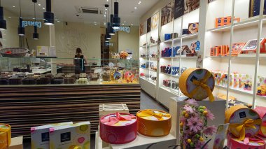 Brüksel, Belçika - 12 Mayıs 2018: Lezzetli Belçika Çikolata Ürünleri ile Işıklı Pastane Penceresi.