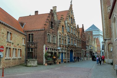 Bruges, Belçika - 12 Mayıs 2018: Ortaçağ Evleri ile Eşsiz Sokak