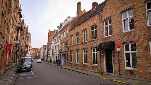 Bruges, Belçika - 12 Mayıs 2018: Eski Otantik Tuğla Evlerinin Çatı ve Pencereleri