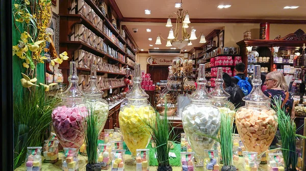 Bruxelas Bélgica Maio 2018 Uma Vitrine Confeitaria Iluminada Com Deliciosos — Fotografia de Stock