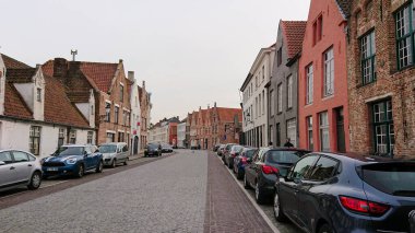 Bruges, Belçika - 12 Mayıs 2018: Vrijdagmarkt Caddesi 'ndeki Eski Otantik Tuğla Evlerinin Çatı ve Pencereleri