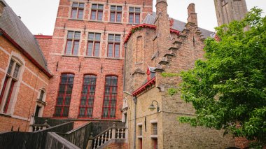 Bruges, Belçika 'daki Eski Otantik Tuğla Evlerinin Çatı ve Pencereleri