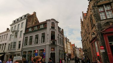 Bruges, Belçika - 12 Mayıs 2018: Turistler ve yerliler Güneşli bir günde Eiermarkt Caddesi 'nde Yürüyorlar