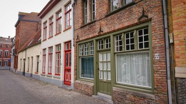 Bruges, Belçika - 12 Mayıs 2018: Eski Otantik Tuğla Evlerinin Çatı ve Pencereleri