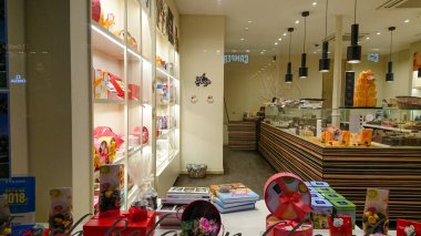 Brüksel, Belçika - 12 Mayıs 2018: Lezzetli Belçika Çikolata Ürünleri ile Işıklı Pastane Penceresi.