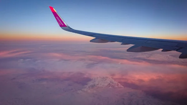 比利时布鲁塞尔 2018年5月10日 从Wizz航空公司飞机窗口看日落 — 图库照片