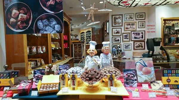 Bruxelas Bélgica Maio 2018 Uma Vitrine Confeitaria Iluminada Com Deliciosos — Fotografia de Stock