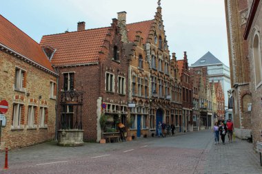Bruges, Belçika - 12 Mayıs 2018: Ortaçağ Evleri ile Eşsiz Sokak