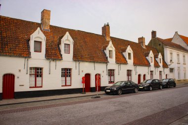 Bruges, Belçika - 12 Mayıs 2018: Ortaçağ Evleri ile Eşsiz Sokak