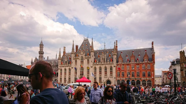 Bruges, Belçika - 12 Mayıs 2018: Turistler ve yerliler Ana Meydanda Güneşli Bir Gün Yürüyüşü