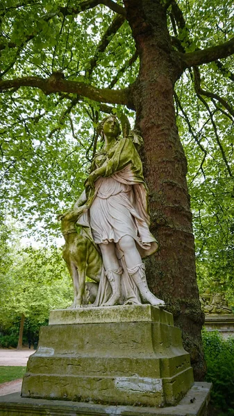 Eine Sehr Alte Statue Mit Grünem Moos Bedeckt Frau Mit — Stockfoto