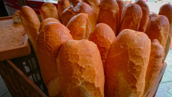 Dutzende Frisch Gebackene Baguettes Stehen Einer Plastikbox — Stockfoto