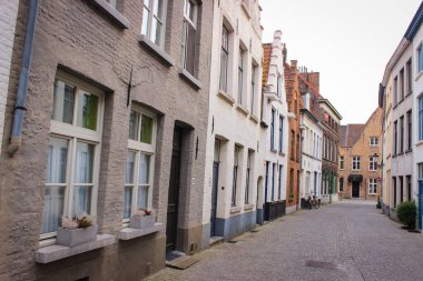 Bruges, Belçika - 12 Mayıs 2018: Ortaçağ Evleri ile Eşsiz Sokak