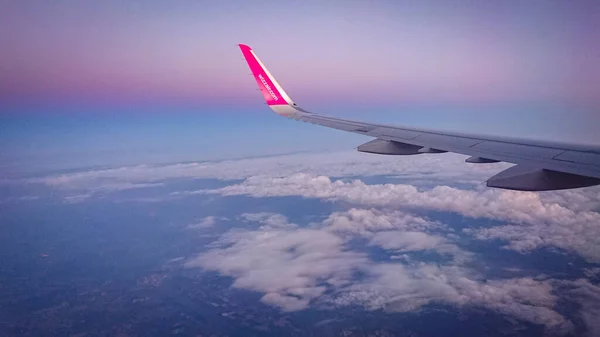 ブリュッセル ベルギー 2018年5月10日 ウィズ航空会社の飛行機の窓からの夕日を見る — ストック写真