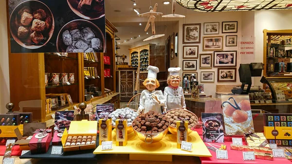 Bruxelas Bélgica Maio 2018 Uma Vitrine Confeitaria Iluminada Com Deliciosos — Fotografia de Stock